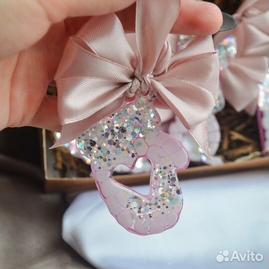 Розовые елочные игрушки из эпоксидной смолы
