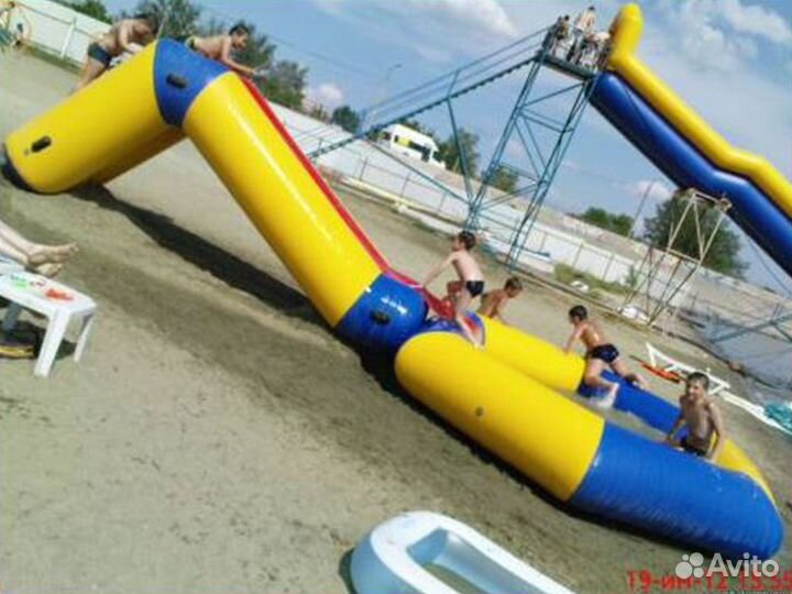 Надувные водные аттракционы. Детская горка-бассейн