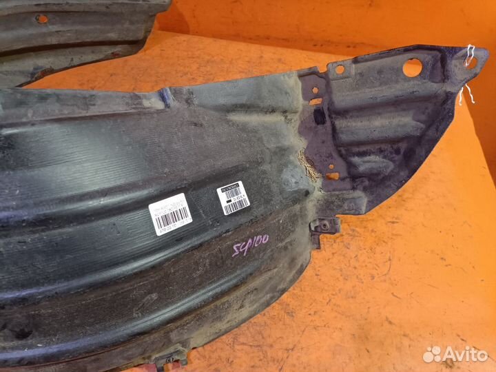 Подкрылок Toyota Ractis SCP100 передний правый