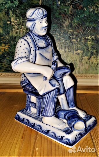 Фарфоровая статуэтка 