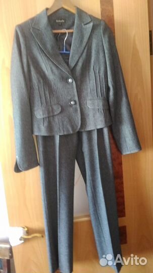 Продаю костюм размер 46