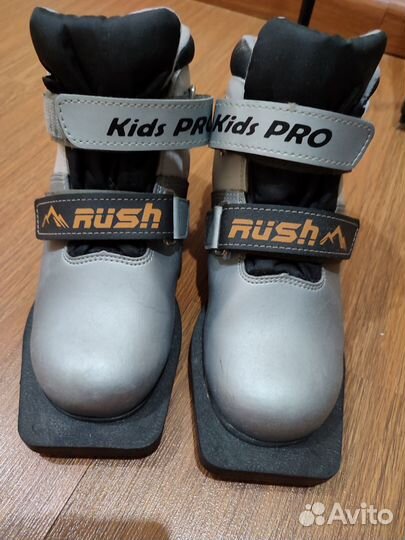 Лыжи 140 см,ботинки,35 размер,палки 114 см