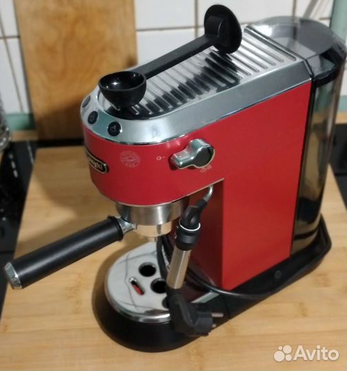 Кофеварка рожкового типа DeLonghi EC685.R