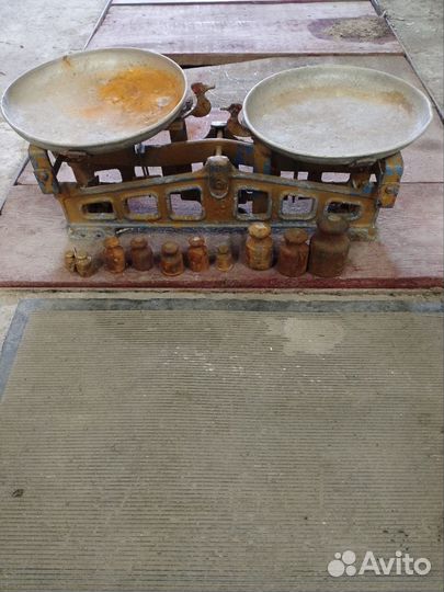 Весы с гирьками