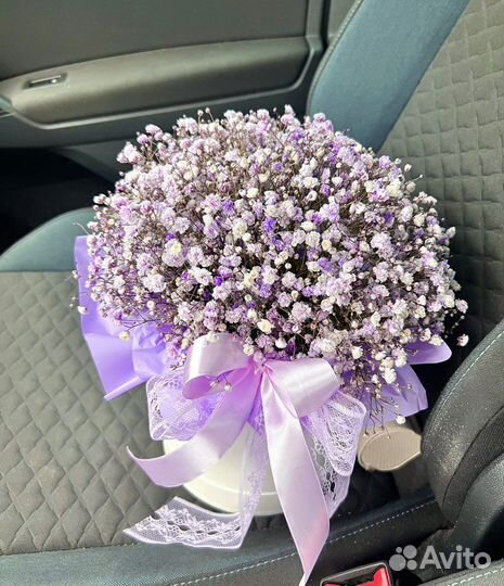 Стильный букет с гипсоилой в коробке цветы букет