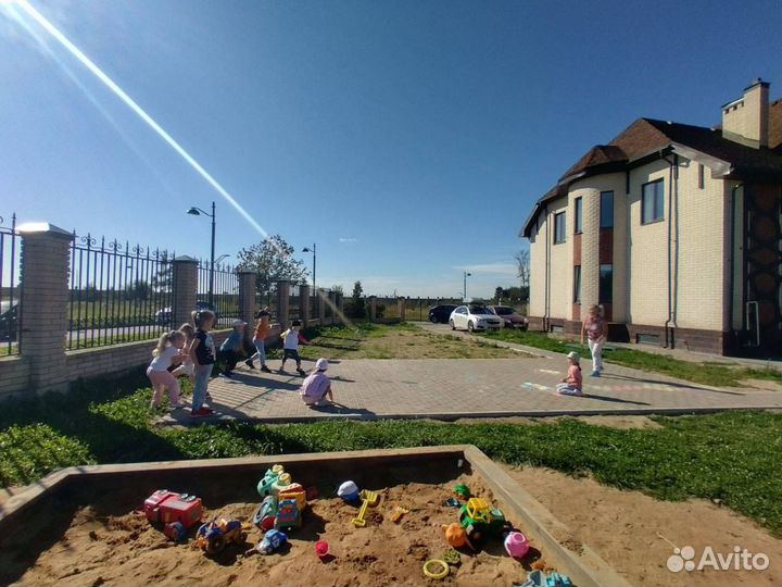 Нянечка в частный детский сад