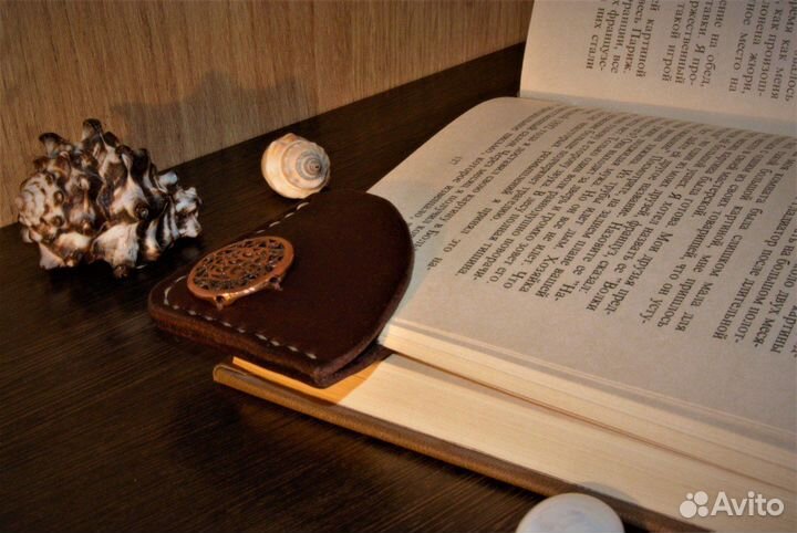 Книжная закладка из кожи