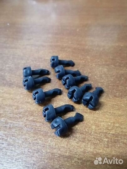 Клипса / Болт / Крепёж верхней крышки двигателя