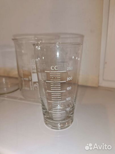 Колбы и стаканы мерные, чашки петри, пробирка