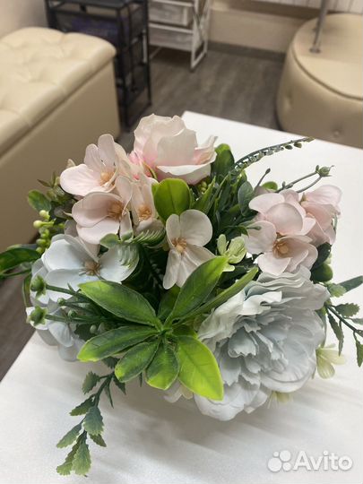 Композиция из искусственных цветов