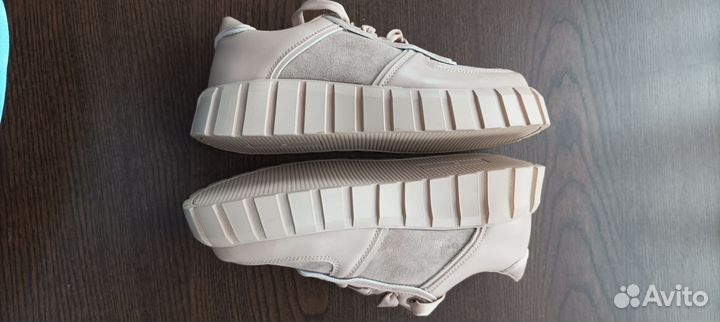 Кроссовки женские