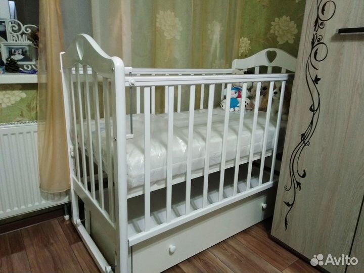 Детская кроватка с маятником и ящиком