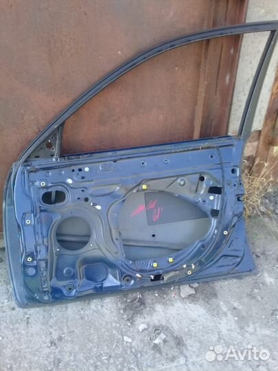 Дверь передняя правая toyota avensis 1