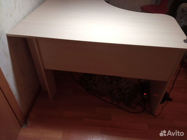 Угловой письменный стол