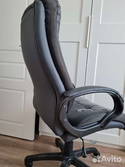 Компьютерное офисное кресло руководителя кожаное