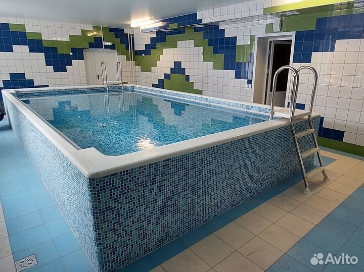 Лестница в бассейн