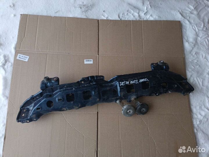 Верхняя рамка телевизора Toyota Vitz