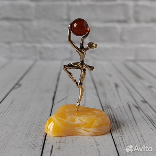 Статуэтка Балерина на янтаре, бронза