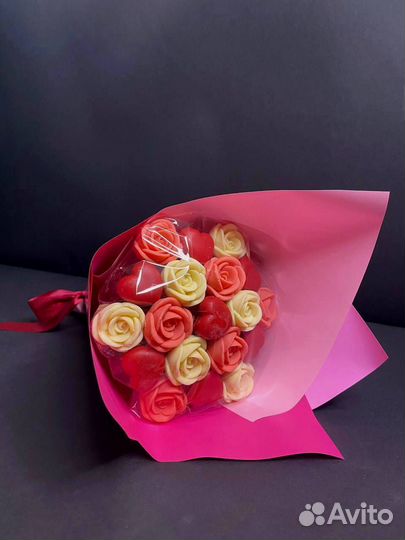 Шоколадные Розы и Сердца - 19 шт в Букете