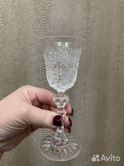 Хрустальные рюмки на ножке
