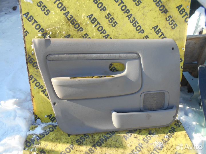 Обшивка двери перед левой Mazda Demio (DW) 1996-20