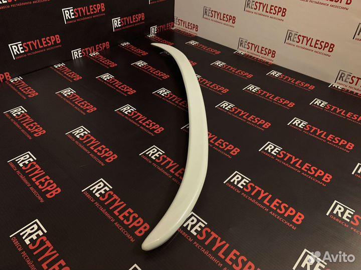 Спойлер на крышку багажника Toyota Camry 40 Белый