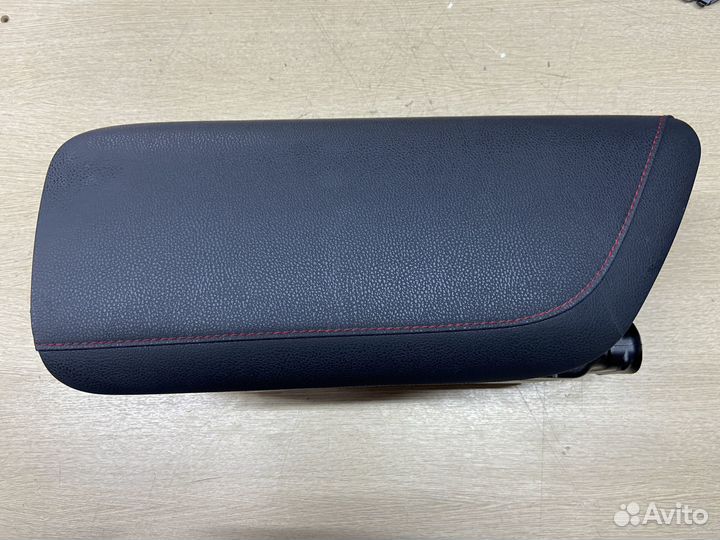 Подлокотник GR-Sport Toyota Camry 75