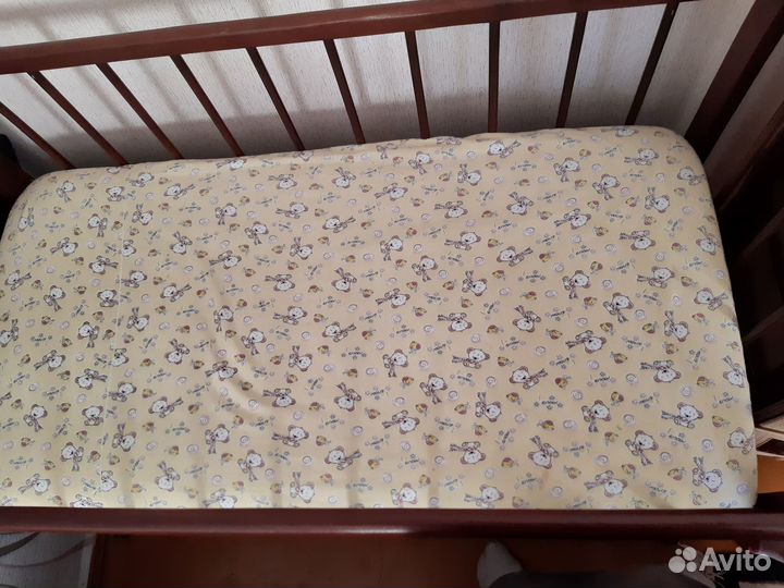 Детская кроватка с маятником