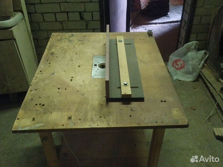 Стол с ручным фрезером