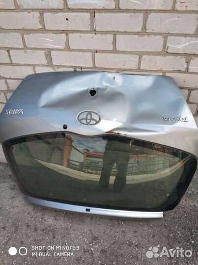 Стекло задней двери багажника тайота Ярис