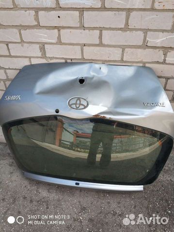Стекло задней двери багажника тайота Ярис
