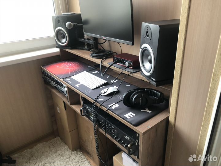 Стол для домашней студии звукозаписи