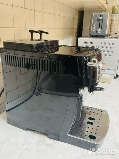 Кофемашина автоматическая Delonghi ecam 22.110.B