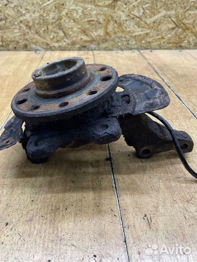 Поворотный кулак передний правый Opel Vectra B