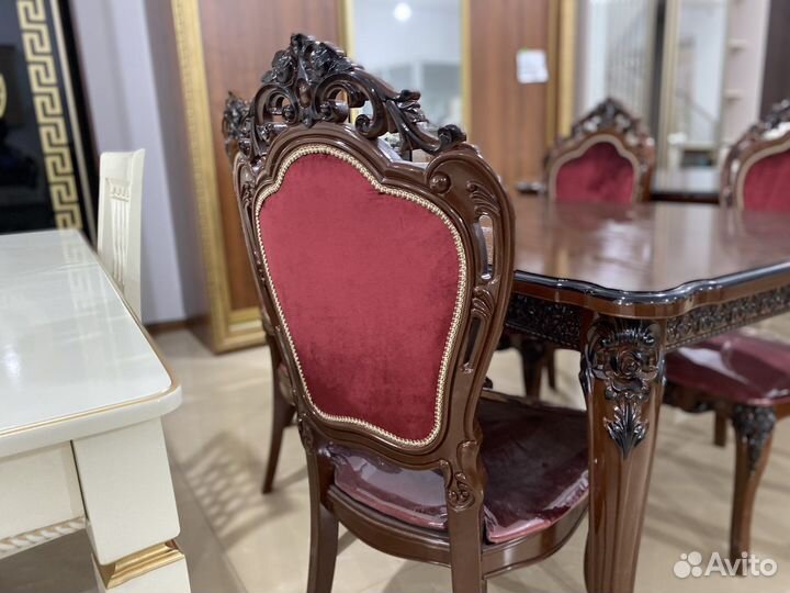 Стол и стулья