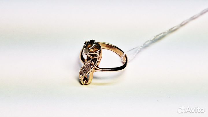 Кольцо с природным камнем Золото