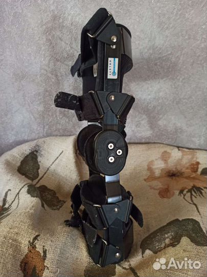 Ортез на правый коленный сустав / наколенник