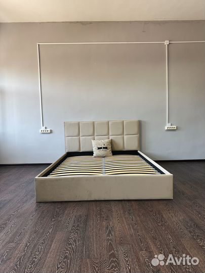 Кровать двуспальная с мягким изголовьем