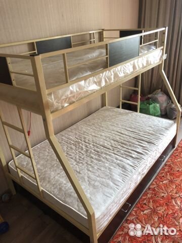 Двухъярусная кровать с двумя лестницами