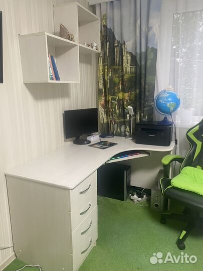 Угловой письменный стол с полками