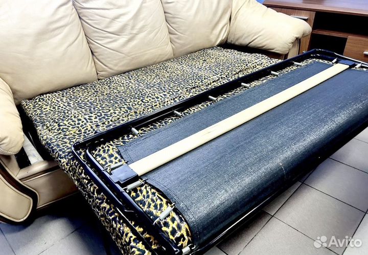 Кожаный диван