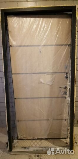 Дверь входная металлическая б/у