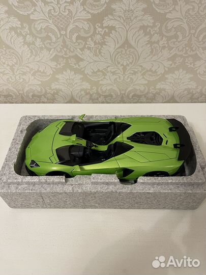 Lamborghini aventador J green 1:18 Autoart