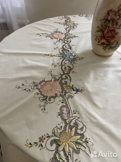 Винтажная Мадейра. Скатерть с цветной вышивкой