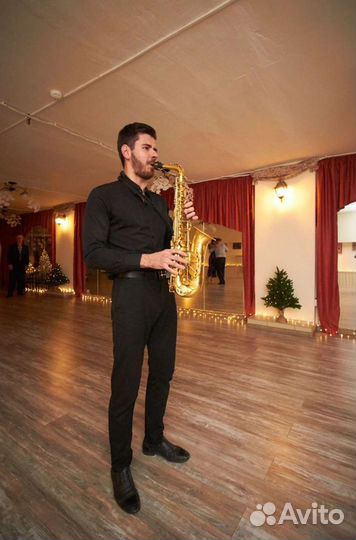Саксофонист на праздник