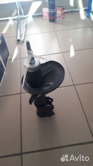 Стойка амортизатора передняя прав.Rav 4 Tiggo T11