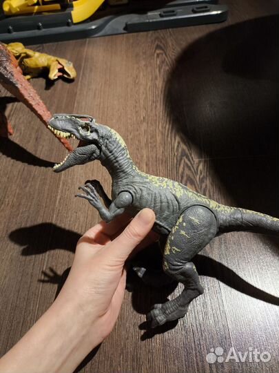 Динозавр из юрского периода