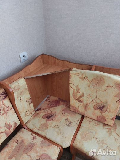 Кухонный уголок со столом и табуретками б/у