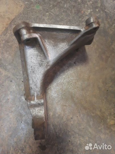 Кронштейн опоры двигателя правый Volkswagen Passat