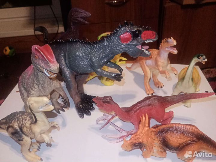 Фигурки динозавров
